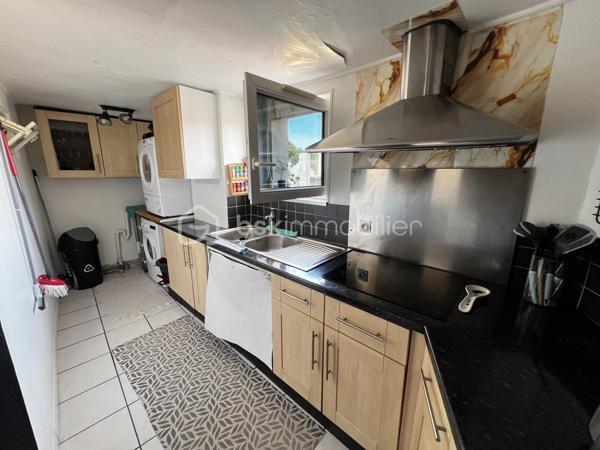 Idéal investisseur ! Situé en plein cœur de Crécy-la-Chapelle, découvrez cet agréable appartement en duplex de 92 m², offrant une belle surface, un agencement fonctionnel et le charme de l'ancien.
Le bien est vendu loué, ce qui permet à l'acquéreur de bénéficier immédiatement d'un investissement locatif déjà en place.
Situé au 2ᵉ et dernier étage d'un immeuble datant de 1948, cet appartement de 5 pièces se compose :
Au premier niveau :
    Une entrée
    Un séjour / salon lumineux avec cheminée
    Une cuisine aménagée ouverte sur le séjour
    Une chambre
    Une salle d'eau
    Des WC
Au second niveau :
    Un palier
    Deux chambres
📍 UN EMPLACEMENT PRIVILÉGIÉ

Implanté au cœur de Crécy-la-Chapelle, l'appartement bénéficie d'un emplacement pratique, à proximité des commerces, écoles et transports, tout en profitant du charme et de l'atmosphère recherchée du centre-ville.

Avec ses 92 m², ses 5 pièces, son agencement sur deux niveaux et son caractère authentique, ce bien constitue une opportunité intéressante pour un investisseur à la recherche d'un bien déjà loué.

📞 Pour plus d'informations concernant le loyer, le bail en cours, la rentabilité et les conditions de la vente, contactez-moi directement.

Bien vendu loué – idéal investissement locatif.