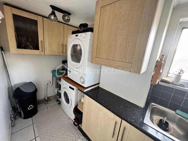 Idéal investisseur ! Situé en plein cœur de Crécy-la-Chapelle, découvrez cet agréable appartement en duplex de 92 m², offrant une belle surface, un agencement fonctionnel et le charme de l'ancien.
Le bien est vendu loué, ce qui permet à l'acquéreur de bénéficier immédiatement d'un investissement locatif déjà en place.
Situé au 2ᵉ et dernier étage d'un immeuble datant de 1948, cet appartement de 5 pièces se compose :
Au premier niveau :
    Une entrée
    Un séjour / salon lumineux avec cheminée
    Une cuisine aménagée ouverte sur le séjour
    Une chambre
    Une salle d'eau
    Des WC
Au second niveau :
    Un palier
    Deux chambres
📍 UN EMPLACEMENT PRIVILÉGIÉ

Implanté au cœur de Crécy-la-Chapelle, l'appartement bénéficie d'un emplacement pratique, à proximité des commerces, écoles et transports, tout en profitant du charme et de l'atmosphère recherchée du centre-ville.

Avec ses 92 m², ses 5 pièces, son agencement sur deux niveaux et son caractère authentique, ce bien constitue une opportunité intéressante pour un investisseur à la recherche d'un bien déjà loué.

📞 Pour plus d'informations concernant le loyer, le bail en cours, la rentabilité et les conditions de la vente, contactez-moi directement.

Bien vendu loué – idéal investissement locatif.