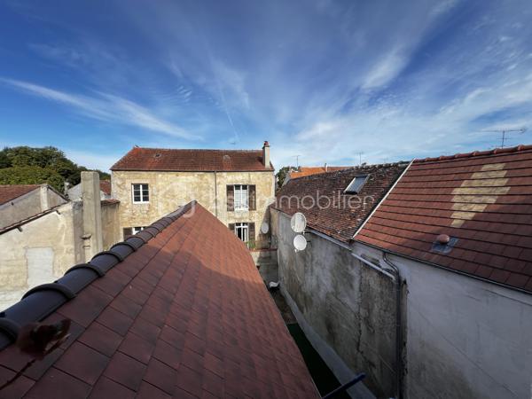 Idéal investisseur ! Situé en plein cœur de Crécy-la-Chapelle, découvrez cet agréable appartement en duplex de 92 m², offrant une belle surface, un agencement fonctionnel et le charme de l'ancien.
Le bien est vendu loué, ce qui permet à l'acquéreur de bénéficier immédiatement d'un investissement locatif déjà en place.
Situé au 2ᵉ et dernier étage d'un immeuble datant de 1948, cet appartement de 5 pièces se compose :
Au premier niveau :
    Une entrée
    Un séjour / salon lumineux avec cheminée
    Une cuisine aménagée ouverte sur le séjour
    Une chambre
    Une salle d'eau
    Des WC
Au second niveau :
    Un palier
    Deux chambres
📍 UN EMPLACEMENT PRIVILÉGIÉ

Implanté au cœur de Crécy-la-Chapelle, l'appartement bénéficie d'un emplacement pratique, à proximité des commerces, écoles et transports, tout en profitant du charme et de l'atmosphère recherchée du centre-ville.

Avec ses 92 m², ses 5 pièces, son agencement sur deux niveaux et son caractère authentique, ce bien constitue une opportunité intéressante pour un investisseur à la recherche d'un bien déjà loué.

📞 Pour plus d'informations concernant le loyer, le bail en cours, la rentabilité et les conditions de la vente, contactez-moi directement.

Bien vendu loué – idéal investissement locatif.