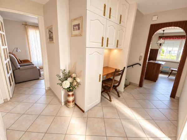 À Guewenheim, découvrez cette maison de plain-pied soigneusement entretenue, offrant confort, fonctionnalité et un agréable cadre de vie au calme.