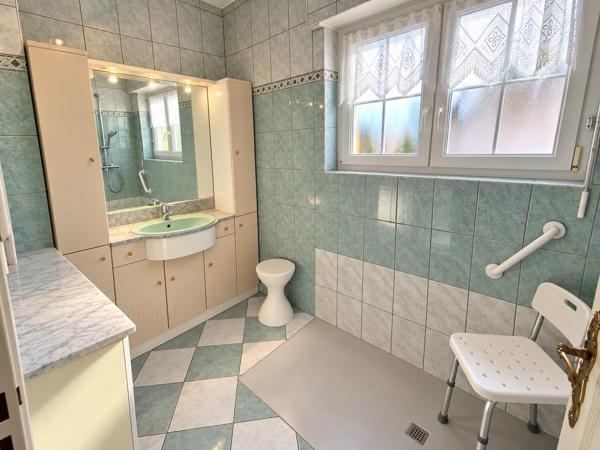 À Guewenheim, découvrez cette maison de plain-pied soigneusement entretenue, offrant confort, fonctionnalité et un agréable cadre de vie au calme.