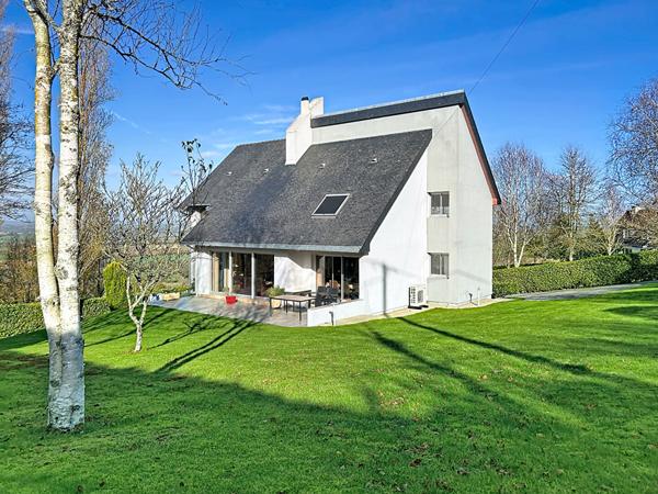 Maison d'architecte, 4 chambres et vie de plain pied, sur sous-sol, Gouezec