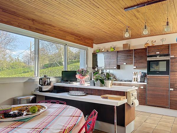 Maison d'architecte, 4 chambres et vie de plain pied, sur sous-sol, Gouezec