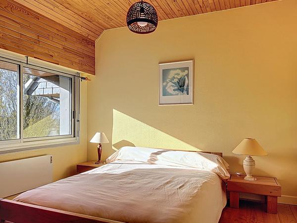 Maison d'architecte, 4 chambres et vie de plain pied, sur sous-sol, Gouezec