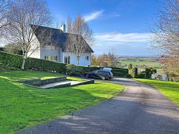 Maison d'architecte, 4 chambres et vie de plain pied, sur sous-sol, Gouezec