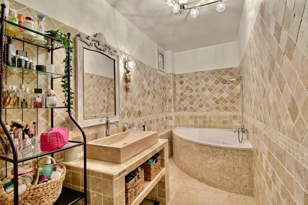 Appartement Marseille de type 5 de 96m² avec balcon et cave privative dans une résidence sécurisée