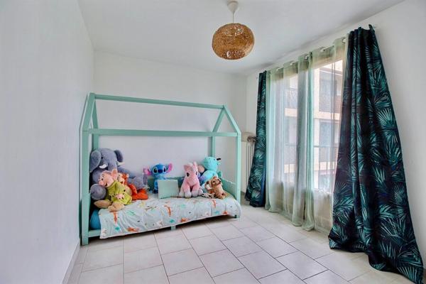 Appartement Marseille de type 5 de 96m² avec balcon et cave privative dans une résidence sécurisée