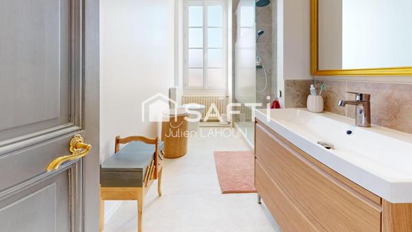 Charmante maison de ville, 3 chambres, cours et garage