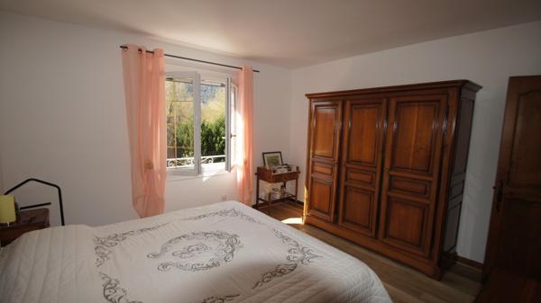 Grande maison dans son écrin de verdure