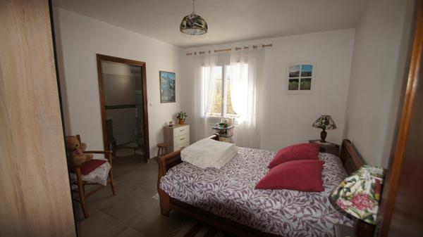 Grande maison dans son écrin de verdure