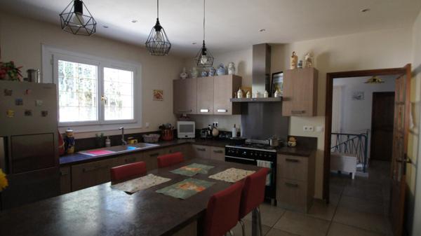 Grande maison dans son écrin de verdure