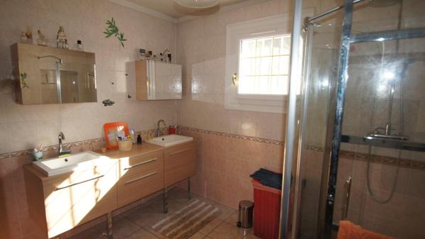 Grande maison dans son écrin de verdure