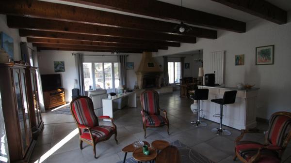 Grande maison dans son écrin de verdure