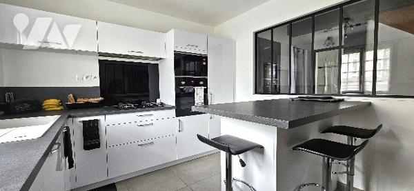 Maison de 171m² entièrement rénovée, avec studio indépendant et idéalement située.