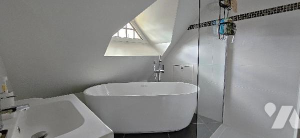 Maison de 171m² entièrement rénovée, avec studio indépendant et idéalement située.