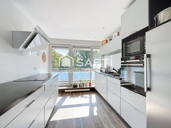 Superbe appartement avec balcon et stationnement