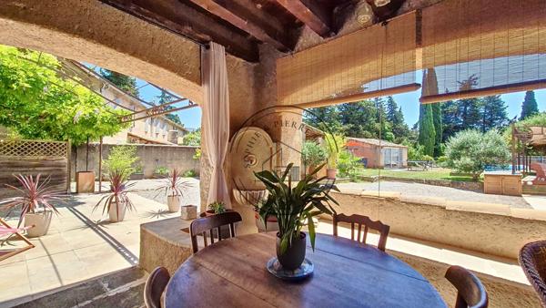 Cheval-Blanc (84460) Bâtisse de caractère du XVIIIe siècle – 450 m² – Cœur de Provence