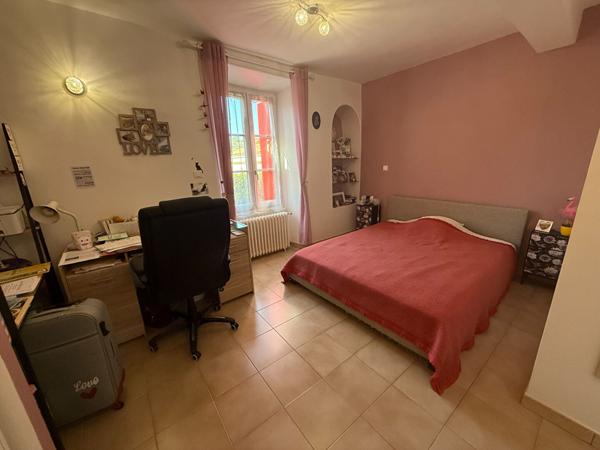 Maison rénovée à Aragon avec jardin et fort potentiel de rénovation