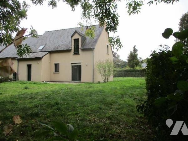 EN LOTISSEMENT
Maison édifiée en 2007, comprenant :
-au rez-de-chaussée : entrée-escalier d'a...