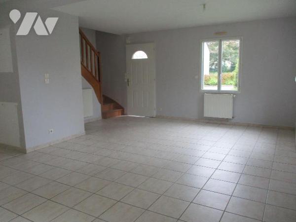 EN LOTISSEMENT
Maison édifiée en 2007, comprenant :
-au rez-de-chaussée : entrée-escalier d'a...