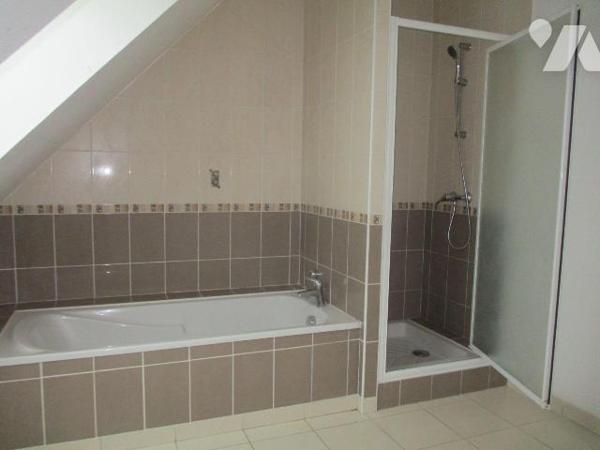 EN LOTISSEMENT
Maison édifiée en 2007, comprenant :
-au rez-de-chaussée : entrée-escalier d'a...