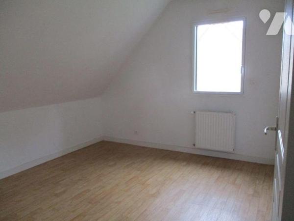 EN LOTISSEMENT
Maison édifiée en 2007, comprenant :
-au rez-de-chaussée : entrée-escalier d'a...