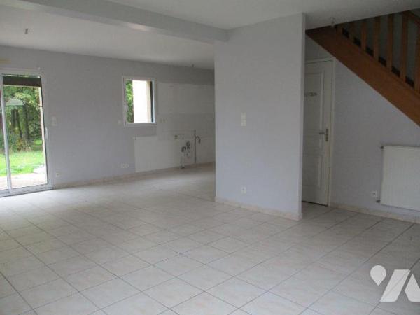 EN LOTISSEMENT
Maison édifiée en 2007, comprenant :
-au rez-de-chaussée : entrée-escalier d'a...