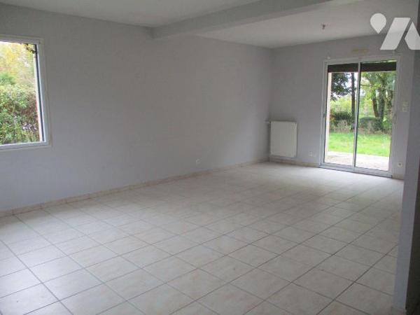 EN LOTISSEMENT
Maison édifiée en 2007, comprenant :
-au rez-de-chaussée : entrée-escalier d'a...