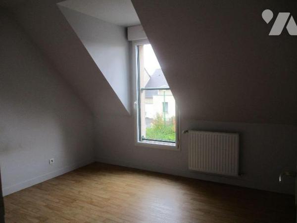 EN LOTISSEMENT
Maison édifiée en 2007, comprenant :
-au rez-de-chaussée : entrée-escalier d'a...