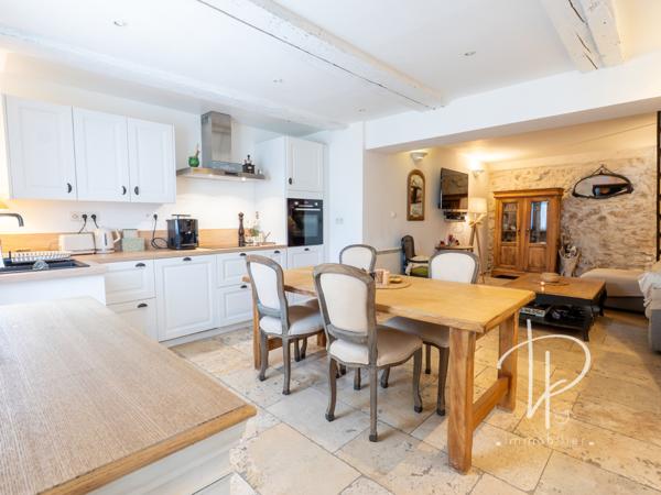 La Fare-les-Oliviers (13580) MAISON DE VILLAGE PLEINE DE CHARME AVEC TERRASSE - LA FARE-LES-OLIVIERS