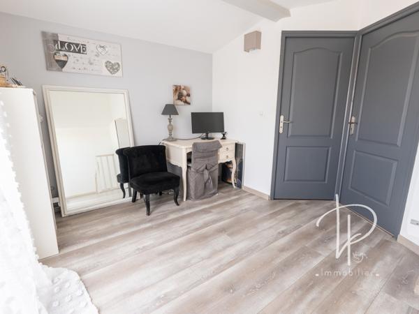 La Fare-les-Oliviers (13580) MAISON DE VILLAGE PLEINE DE CHARME AVEC TERRASSE - LA FARE-LES-OLIVIERS