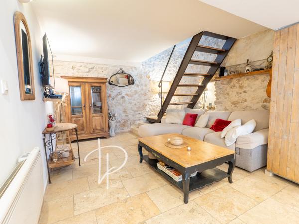 La Fare-les-Oliviers (13580) MAISON DE VILLAGE PLEINE DE CHARME AVEC TERRASSE - LA FARE-LES-OLIVIERS