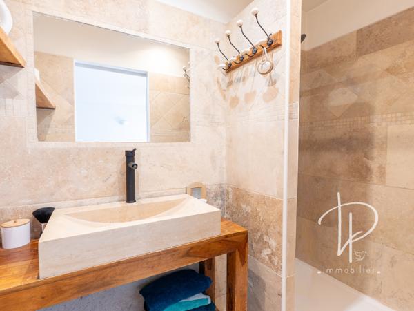 La Fare-les-Oliviers (13580) MAISON DE VILLAGE PLEINE DE CHARME AVEC TERRASSE - LA FARE-LES-OLIVIERS