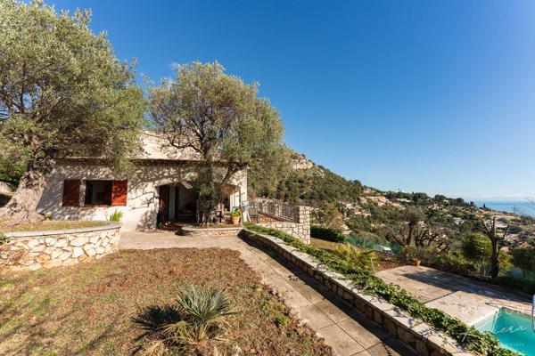 La Turbie (06320) Villa provençale offrant une vue panoramique sur la mer à La Turbie, à 5 minutes de Monaco