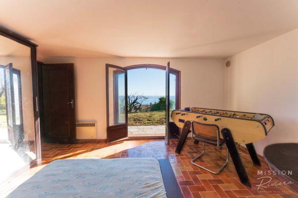 La Turbie (06320) Villa provençale offrant une vue panoramique sur la mer à La Turbie, à 5 minutes de Monaco