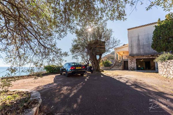 La Turbie (06320) Villa provençale offrant une vue panoramique sur la mer à La Turbie, à 5 minutes de Monaco
