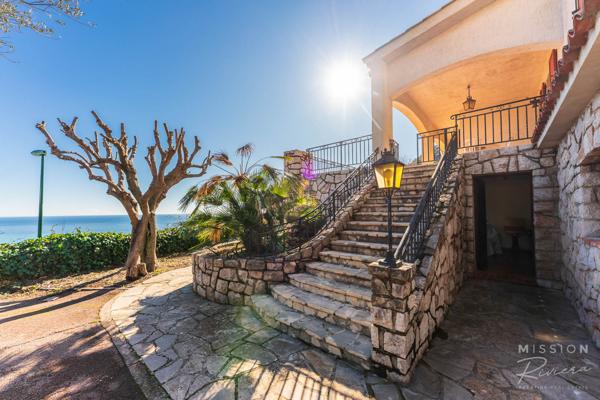 La Turbie (06320) Villa provençale offrant une vue panoramique sur la mer à La Turbie, à 5 minutes de Monaco