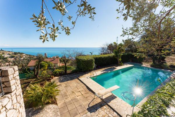 La Turbie (06320) Villa provençale offrant une vue panoramique sur la mer à La Turbie, à 5 minutes de Monaco