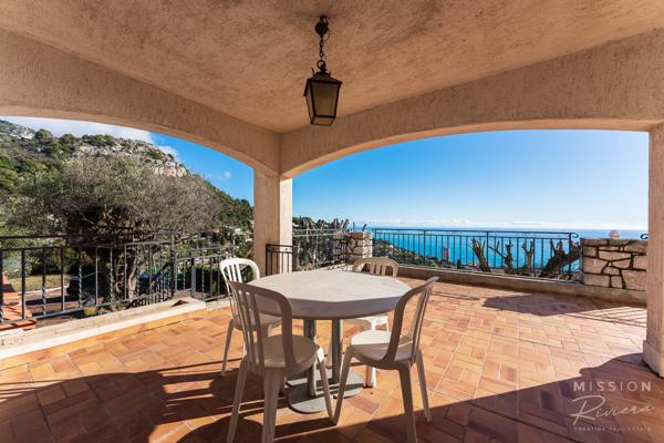 La Turbie (06320) Villa provençale offrant une vue panoramique sur la mer à La Turbie, à 5 minutes de Monaco