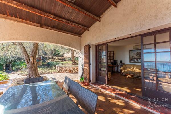 La Turbie (06320) Villa provençale offrant une vue panoramique sur la mer à La Turbie, à 5 minutes de Monaco