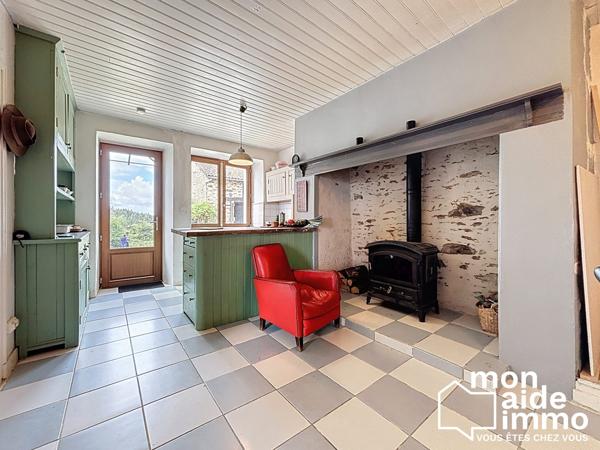 Maison et dépendances au calme, piscine sur 7000 m² de terrain