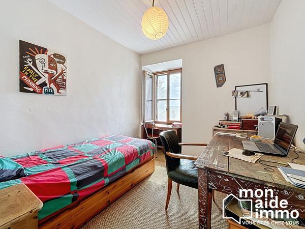 Maison et dépendances au calme, piscine sur 7000 m² de terrain