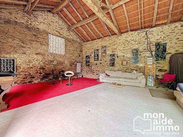 Maison et dépendances au calme, piscine sur 7000 m² de terrain