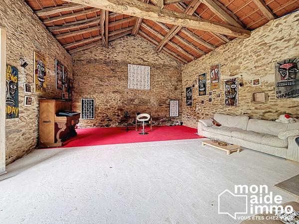 Maison et dépendances au calme, piscine sur 7000 m² de terrain