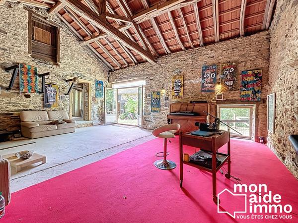 Maison et dépendances au calme, piscine sur 7000 m² de terrain