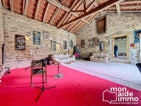 Maison et dépendances au calme, piscine sur 7000 m² de terrain