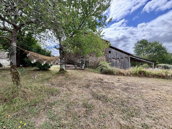 Maison et dépendances au calme, piscine sur 7000 m² de terrain
