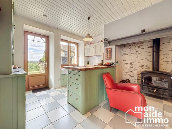 Maison et dépendances au calme, piscine sur 7000 m² de terrain