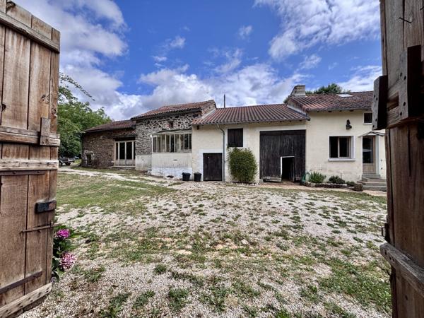 Maison et dépendances au calme, piscine sur 7000 m² de terrain