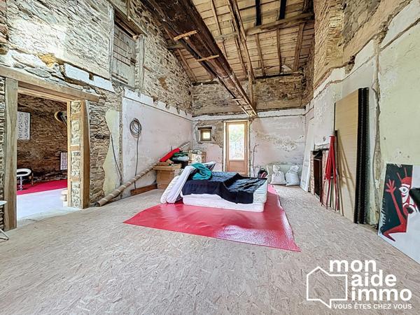 Maison et dépendances au calme, piscine sur 7000 m² de terrain